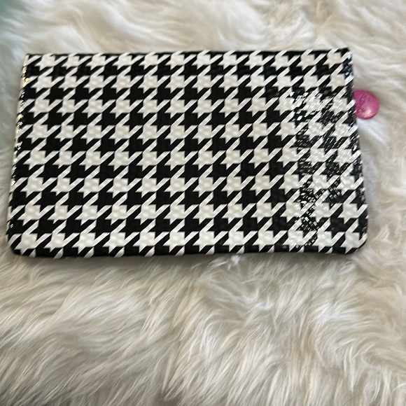 Houndstooth vinyl ipsy bag with pink zipper - Picture 2 of 3